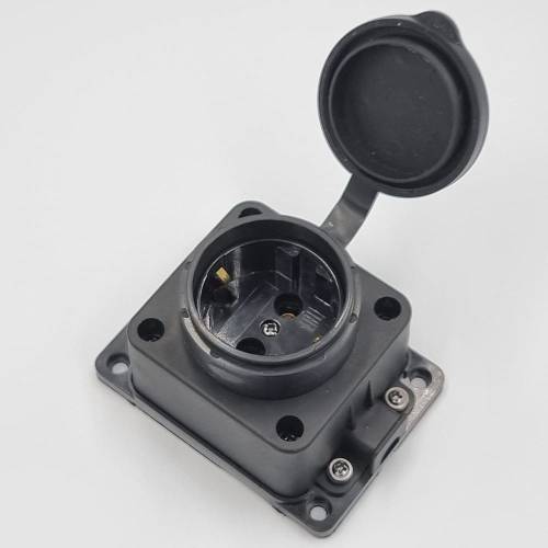 Розетка каучуковая с защитной крышкой 401 2Р+РЕ IP44 LEE